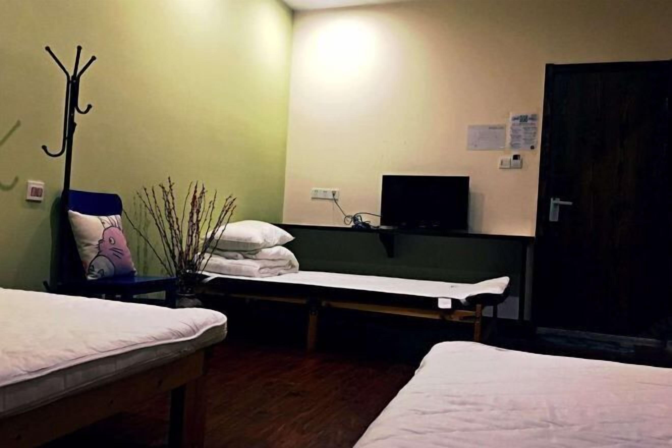 Meja kerja, tirai kedap cahaya, dan Wi-Fi gratis