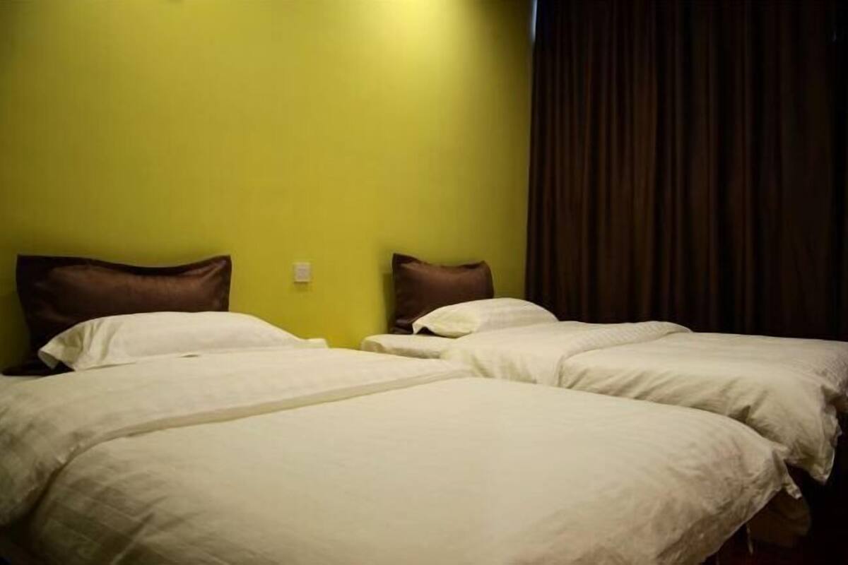 Escritorio, cortinas opacas, wifi gratis