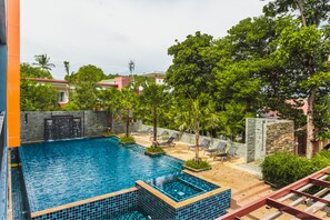 室外游泳池，池畔遮阳伞，日光浴躺椅