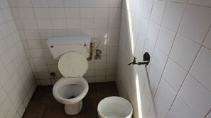 Shower, free toiletries, towels