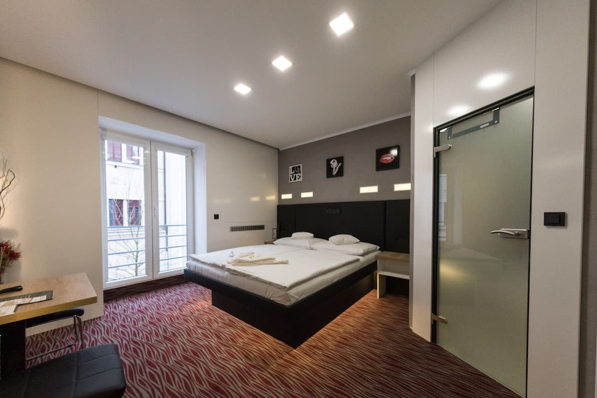 Desk, blackout curtains, free WiFi, bed sheets