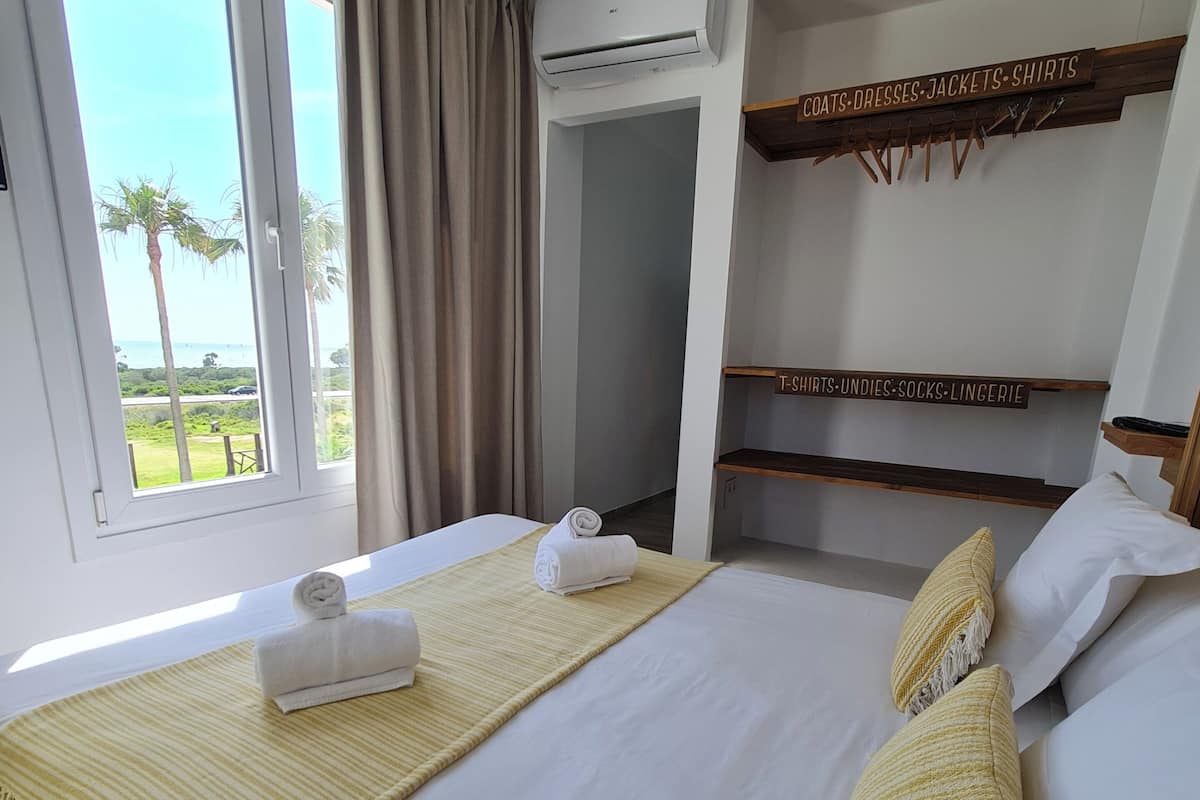 Cortinas blackout, tabla de planchar con plancha y wifi gratis 