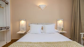 Habitación doble estándar, vista a la montaña | Cortinas blackout, tabla de planchar con plancha y wifi gratis