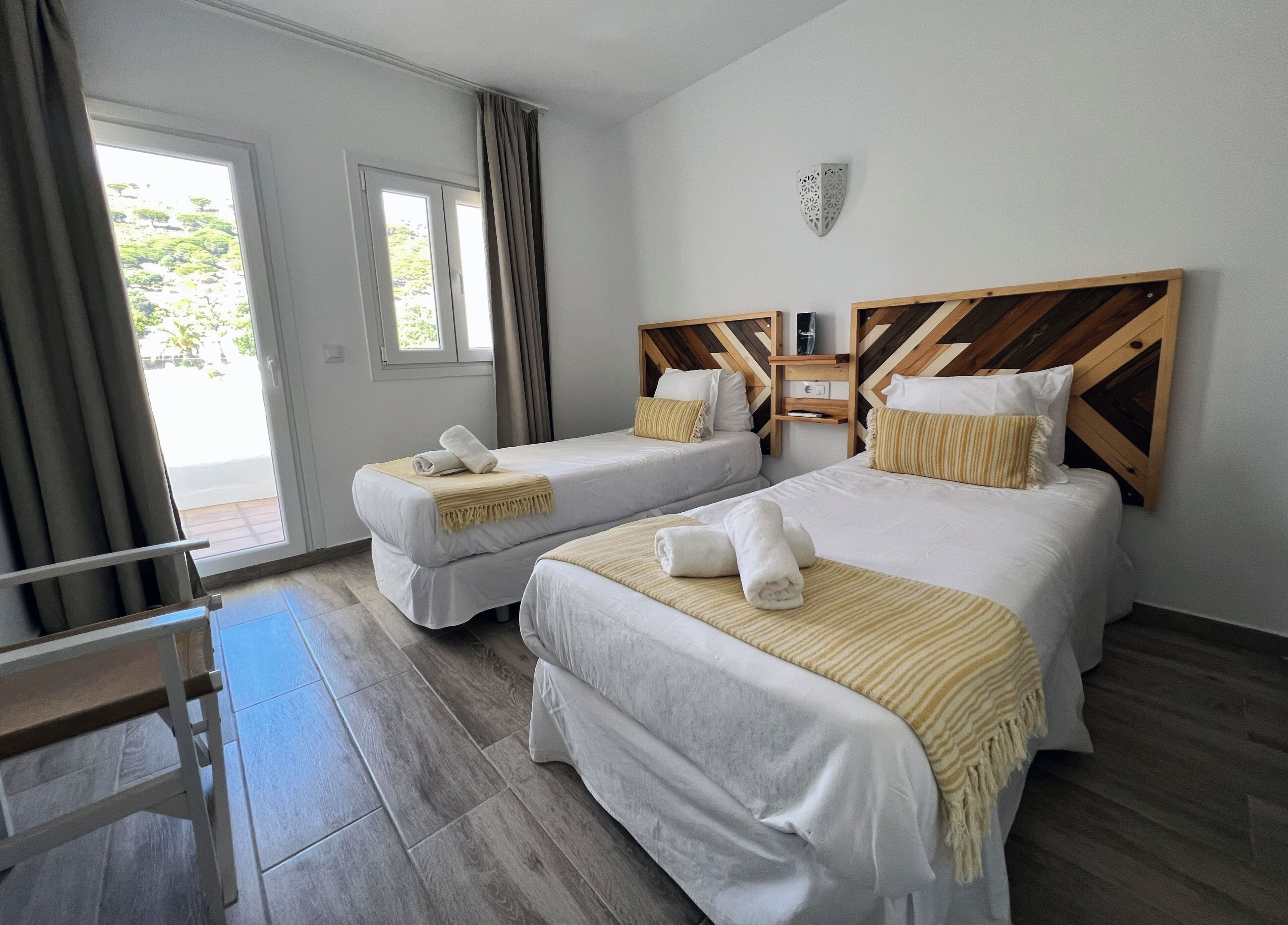 Standaard suite, 2 slaapkamers | Verduisterende gordijnen, een strijkplank/strijkijzer, gratis wifi