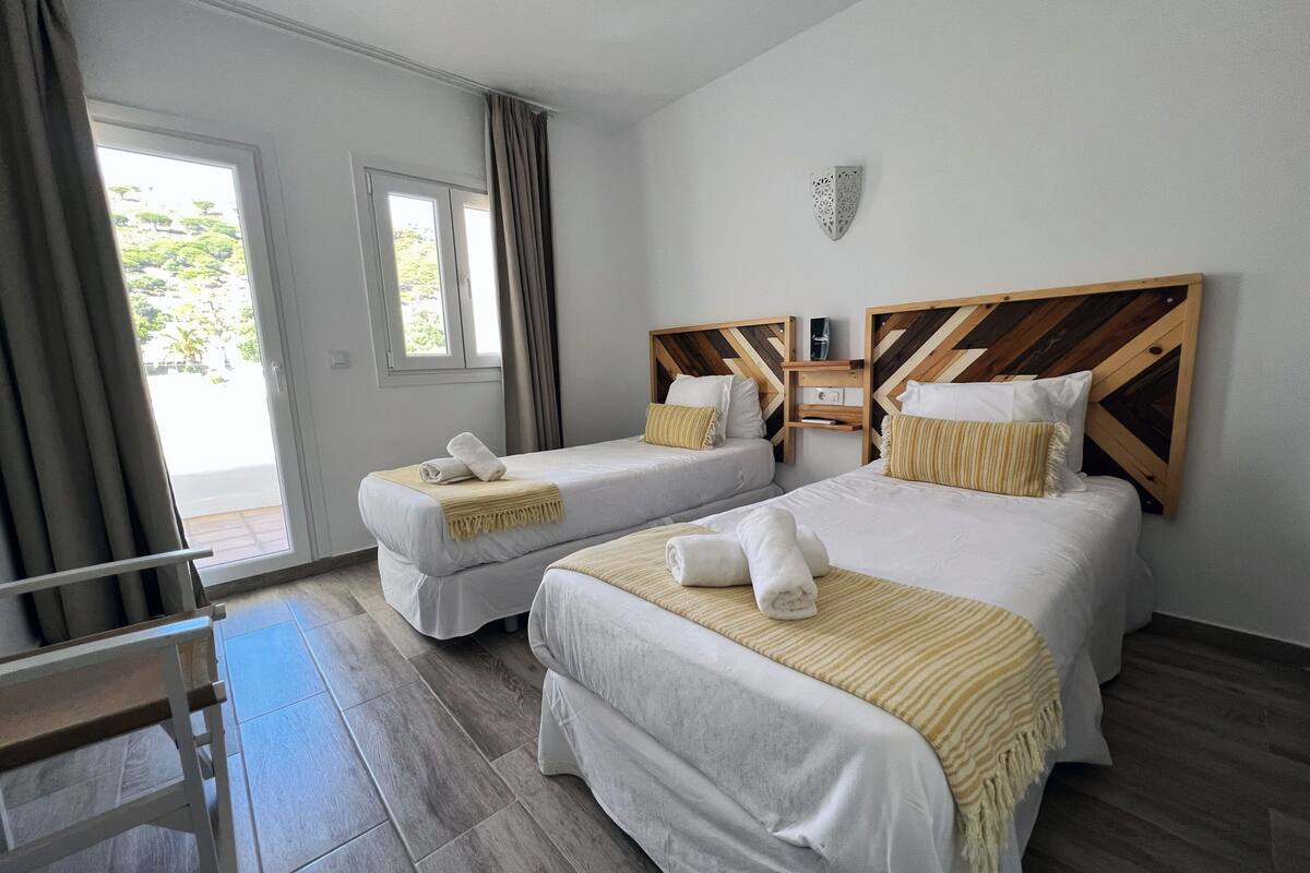 Cortinas blackout, tabla de planchar con plancha y wifi gratis 