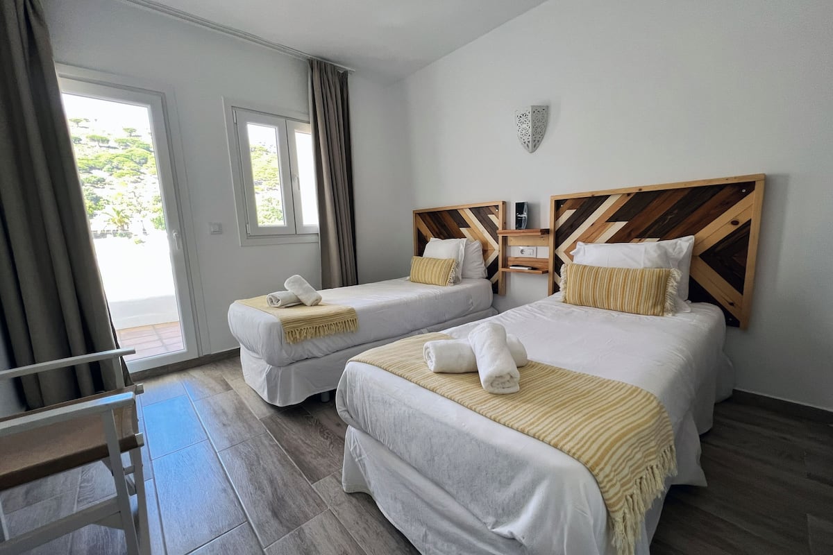 Cortinas blackout, tabla de planchar con plancha y wifi gratis