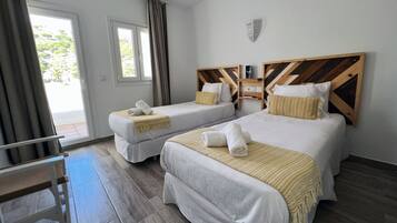Standaard suite, 2 slaapkamers | Verduisterende gordijnen, een strijkplank/strijkijzer, gratis wifi