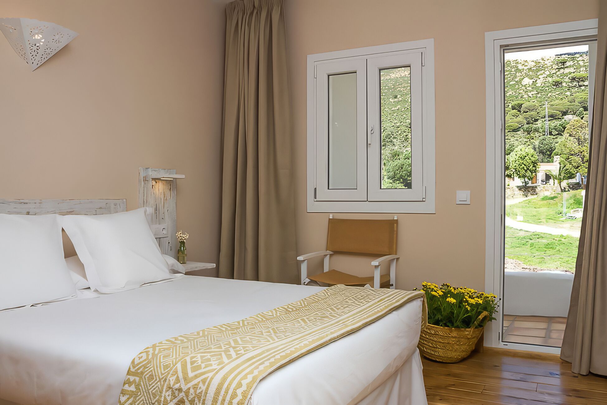 Standard Double Room, Mountain View | Blackout drapes, iron/ironing board (on request), WiFi (free)