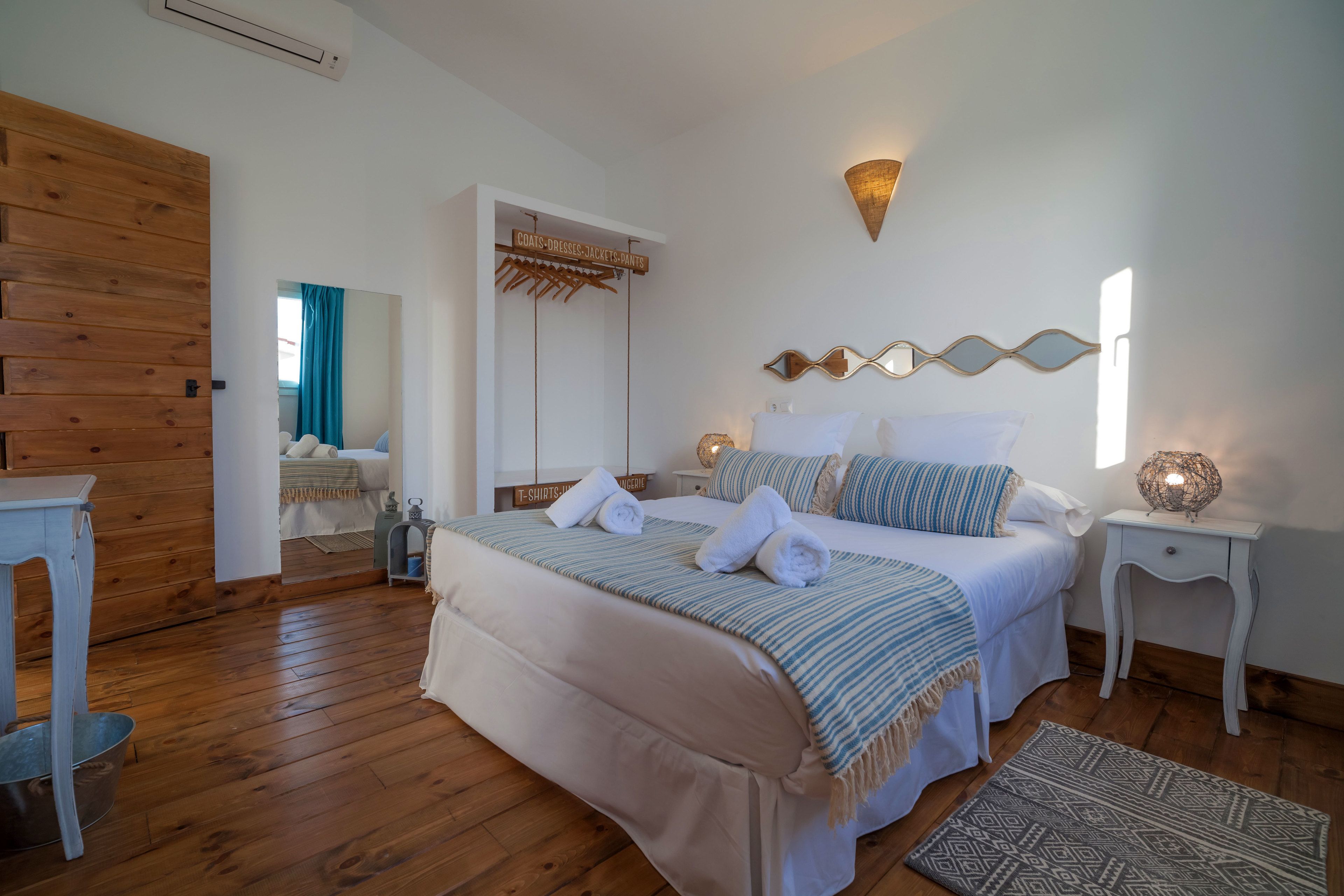 Mörkläggningsgardiner, strykjärn/strykbräda och extrasängar