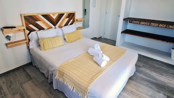Habitación doble estándar, vista al océano | Cortinas blackout, tabla de planchar con plancha y wifi gratis