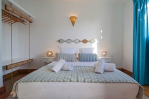 Cortinas blackout y tabla de planchar con plancha 
