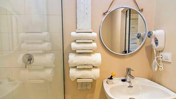 Standaard suite, 2 slaapkamers | Badkamer | Een douche, gratis toiletartikelen, een haardroger, handdoeken