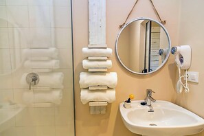 Dusche, kostenlose Toilettenartikel, Haartrockner, Handtücher