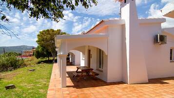 Habitación doble, 1 cama doble, baño privado, vistas al mar | Cortinas opacas, tabla de planchar con plancha, camas supletorias