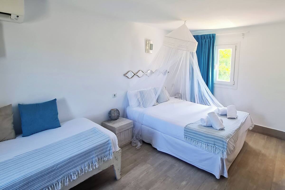 Cortinas blackout, tabla de planchar con plancha y wifi gratis 