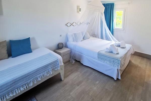 Cortinas opacas, tabla de planchar con plancha, wifi gratis
