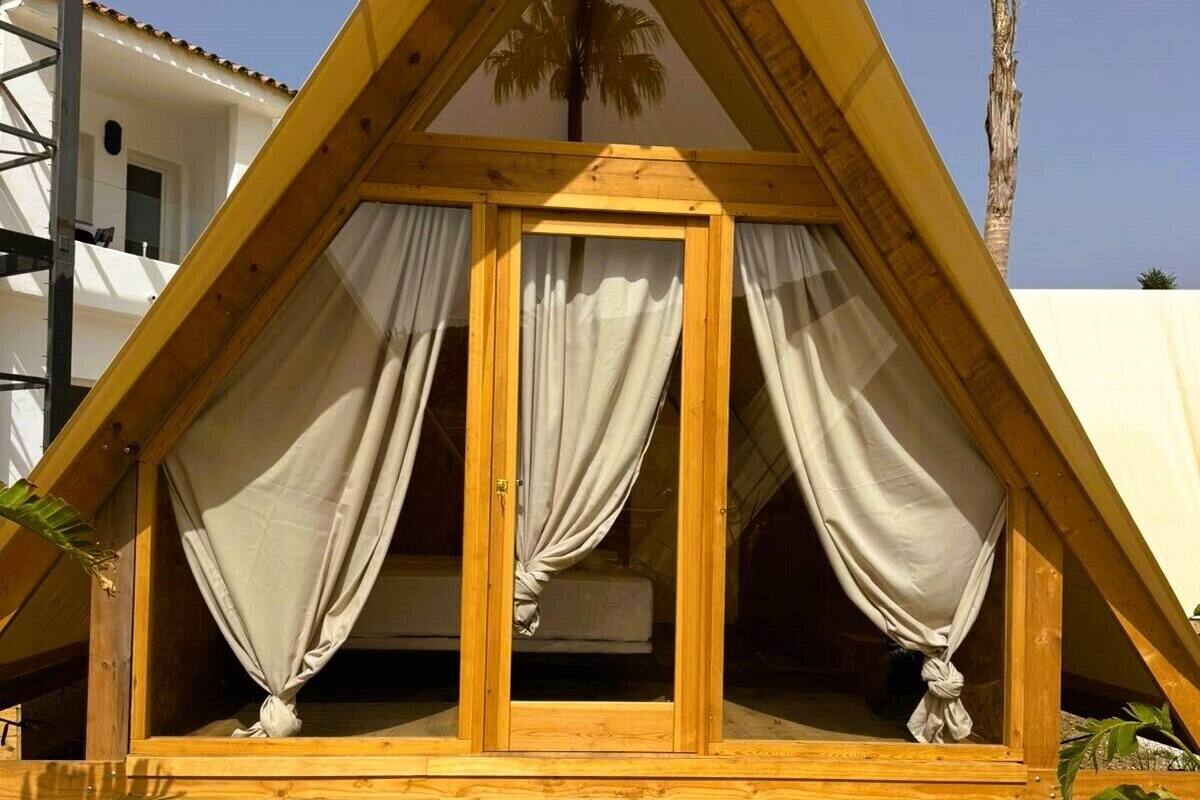 Cortinas blackout, tabla de planchar con plancha y wifi gratis 