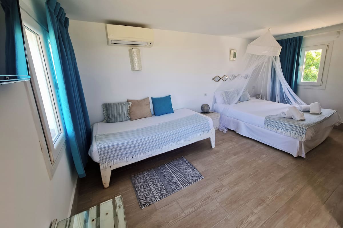 Cortinas blackout, tabla de planchar con plancha y wifi gratis 