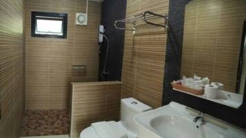 Regadera, amenidades de baño gratuitas, secadora de cabello, pantuflas