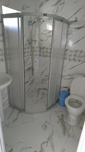 Regadera, secadora de cabello, toallas 