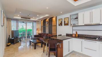 ์คํ๋์ค, ์นจ์ค 2๊ฐ | ๊ฑฐ์ค ๊ณต๊ฐ | ํ๋ฉด TV