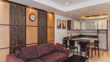 ์คํ๋์ค, ์นจ์ค 2๊ฐ | ๊ฑฐ์ค | ํ๋ฉด TV