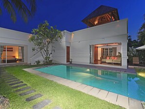 Outdoor pool, pool umbrellas, pool loungers - Villa in Bangtao in Richmond - Villa 112 (Choeng Thale)