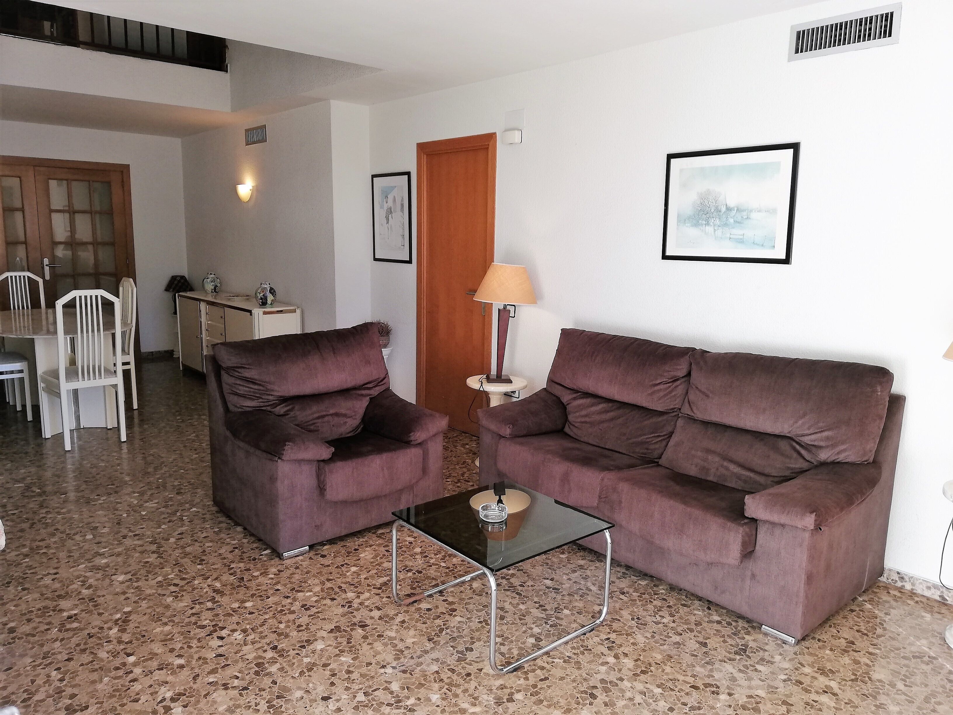 Departamento familiar, 5 habitaciones, 2 baños, vista parcial al mar | Sala de estar