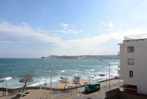 Departamento familiar, 5 habitaciones, 2 baños, vista parcial al mar | Vista a la playa o el mar