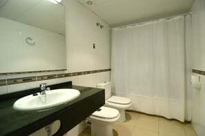 Family Apartment, 2 Bedrooms, Pool Access | Bathroom