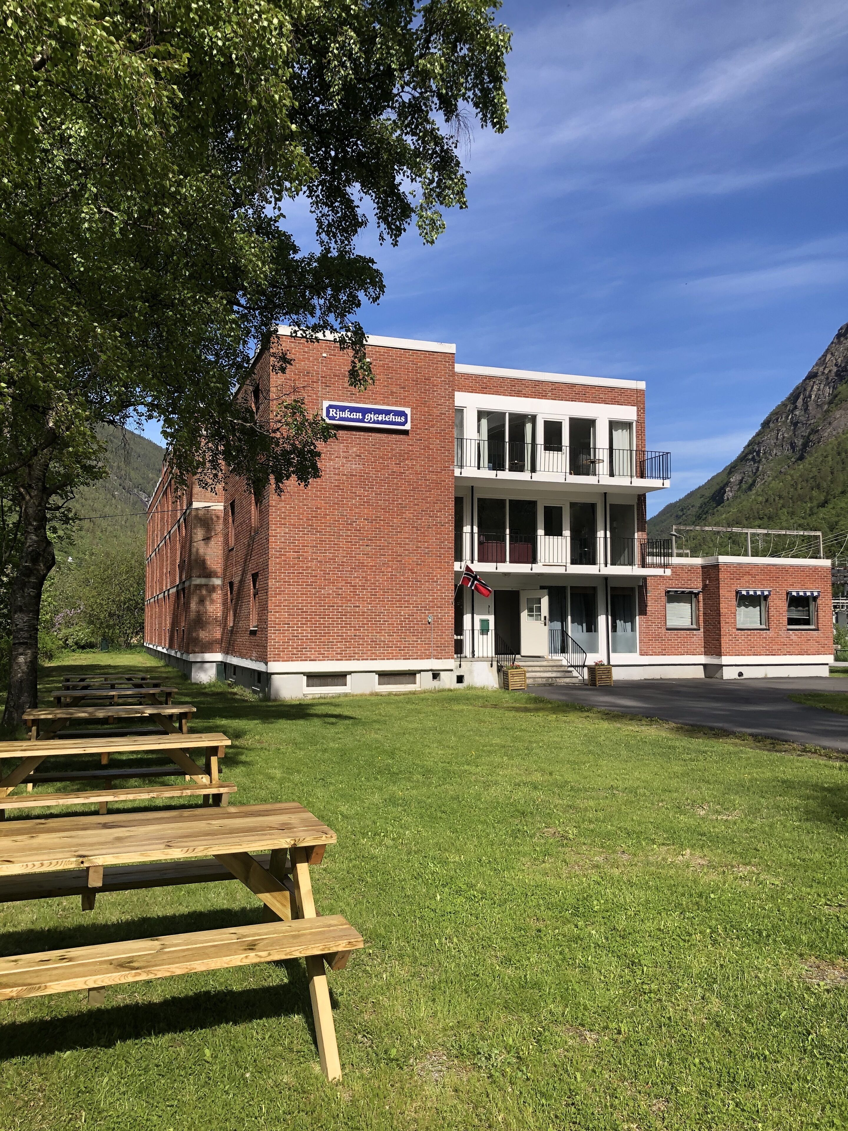 Un edificio de ladrillo con un letrero que dice "Rjukan Gjærjesthus".