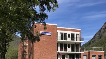 Un edificio de ladrillo con un letrero que dice "Rjukan Gjærjesthus".