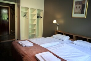 Twin Room | Desk, free WiFi