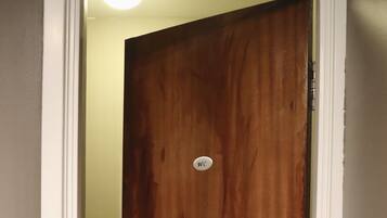 Puerta de madera con un letrero que indica 'WC', señalando un baño.