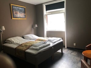 Twin Room | Desk, free WiFi