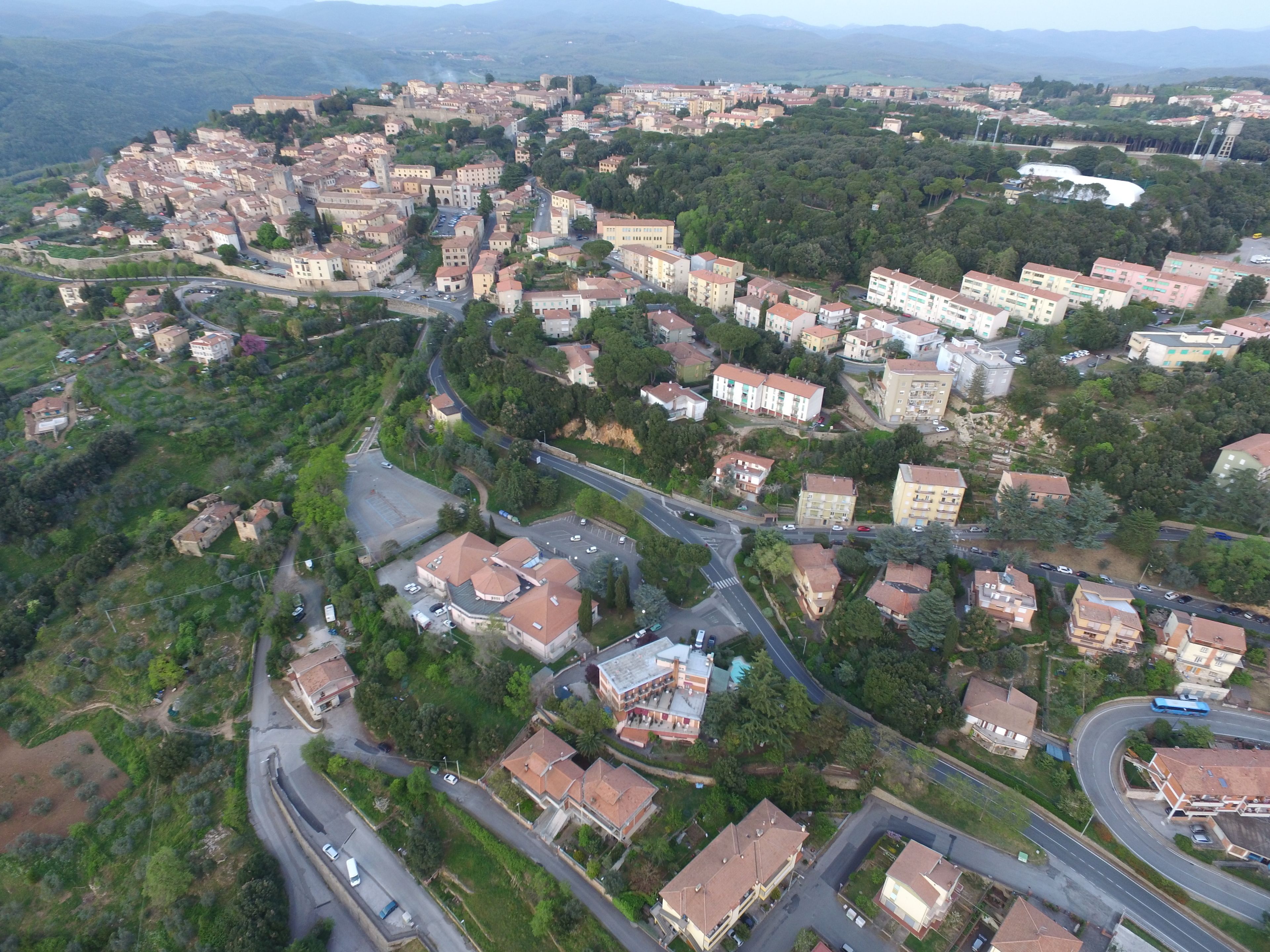 Una vista aerea di una cittadina con edifici residenziali e una chiesa imponente.