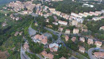 Una vista aerea di una cittadina con edifici residenziali e una chiesa imponente.