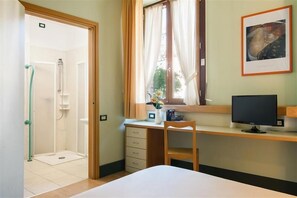 Economy tweepersoonskamer | Een kluis op de kamer, een bureau, geluiddichte muren, gratis wifi