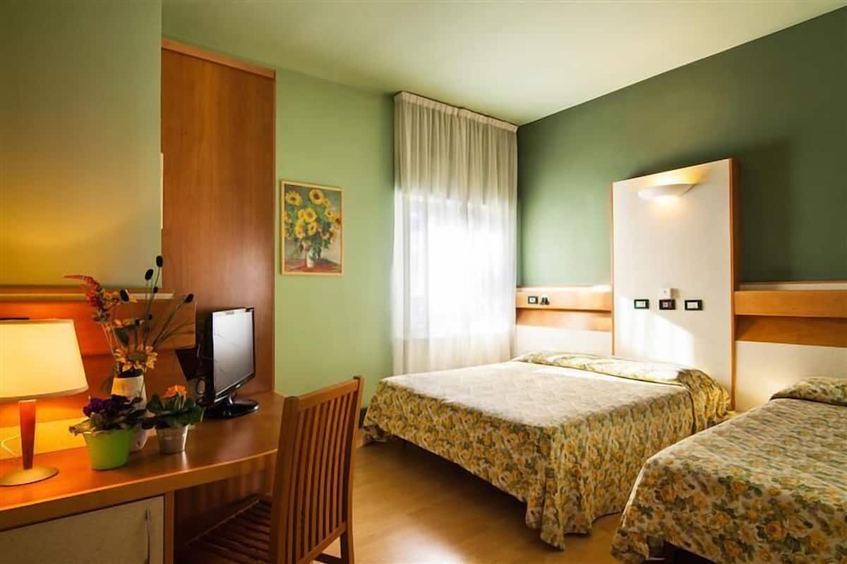 Quadruple Room | In-room safe, desk, soundproofing, WiFi (free)
