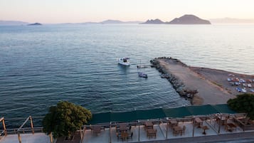 Plage privée, sable blanc, navette pour la plage, chaises longues