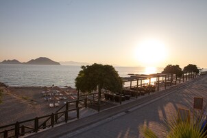 Playa privada, arena blanca y servicio de transporte a la playa