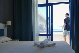 Habitación cuádruple | Caja fuerte, escritorio, sistema de insonorización