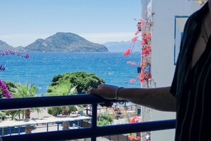 A balcony with a view of the sea and mountains. - One More Day Hotel (Bodrum)