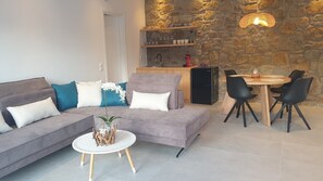 Departamento, 1 habitación, vista al océano | Área de sala de estar | Televisión de pantalla plana 