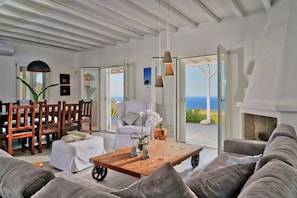 Villa de lujo, 5 habitaciones, vista al mar | Área de sala de estar | Televisión de pantalla plana de 50 pulgadas con canales digitales