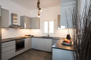 Appartement, 2 chambres, vue océan | Cuisine privée | Grand réfrigérateur, micro-ondes, four, plaque de cuisson