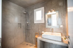 Apartment, 2 Bedrooms, Ocean View | Bathroom | Hair dryer, bidet, towels, soap
