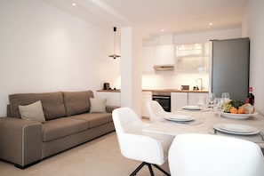 Departamento Deluxe, vista al mar | Cocina privada | Refrigerador con congelador, microondas, horno y parrilla de estufa
