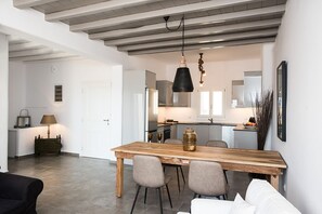 Appartement, 2 chambres, vue sur l’océan | Aire de séjour | Téléviseur à écran plat