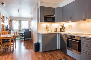 Individually decorated, blackout drapes, free cribs/infant beds